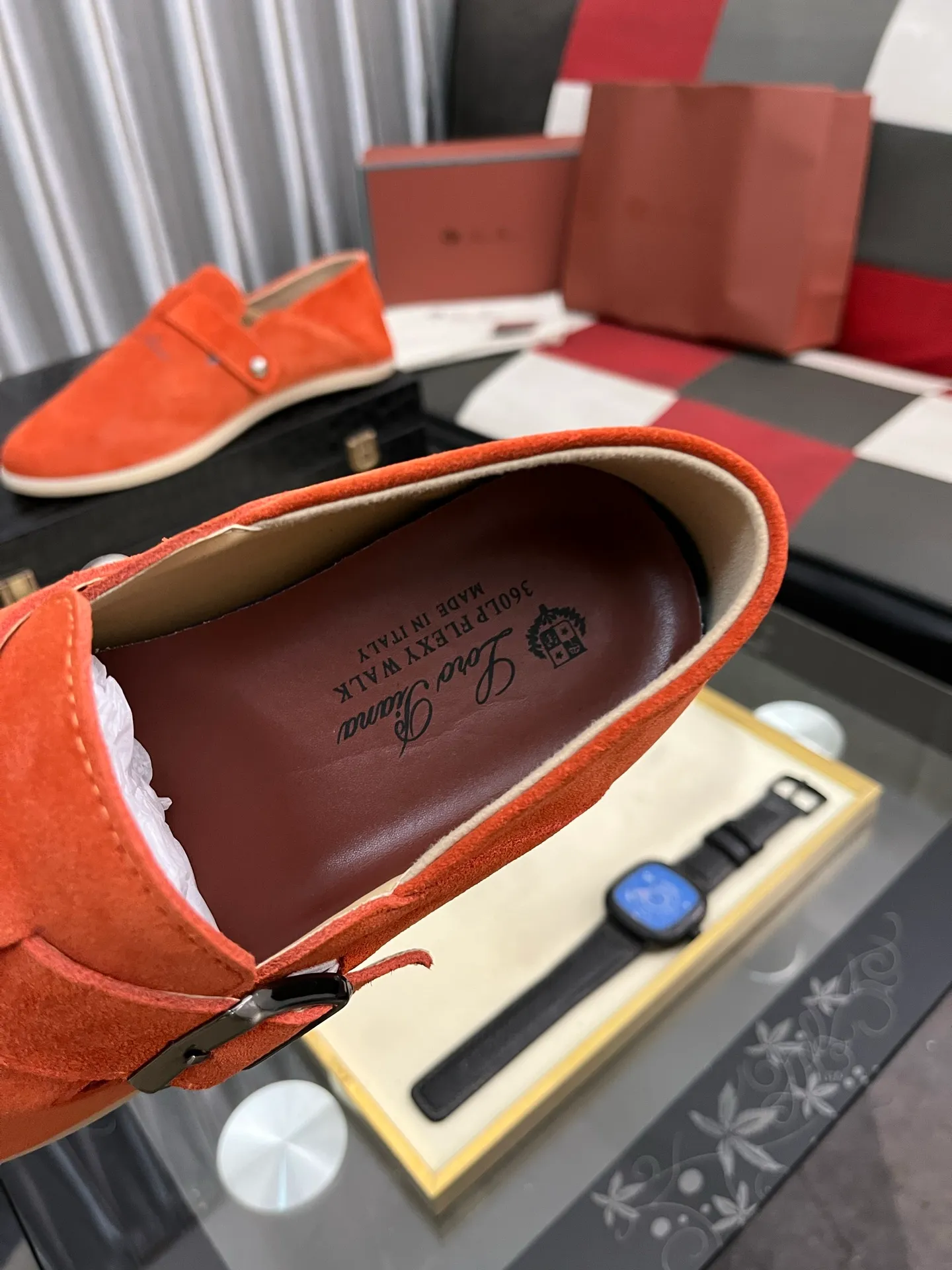 Men's men's shoes 💰458⌚️⌚️ Loro Piana's classic hot model lp top version of Pili casual shoes. It turns out that these are the casual shoes that are said to be able to walk 20,000 steps without getting tired. This pair has both good looks and feel. You will be completely lost as soon as you put it on. The minimalist design is eye-catching and durable, and it is a bonus for dressing. The soft feeling on the feet has outstanding texture, and it is very nice without abrasion on the feet. The soft and waxy soles make it easy to wear for daily use for a long time. Who can resist a pair of versatile and good-looking loafers? Don't be too elegant at all, the feel and texture of the feet are good, the key is to make the legs look longer and not tire the feet, the main thing is that it is just right!        Material: Original cowhide Lining: Original sheepskin Outsole: Original sole Size: 38-44